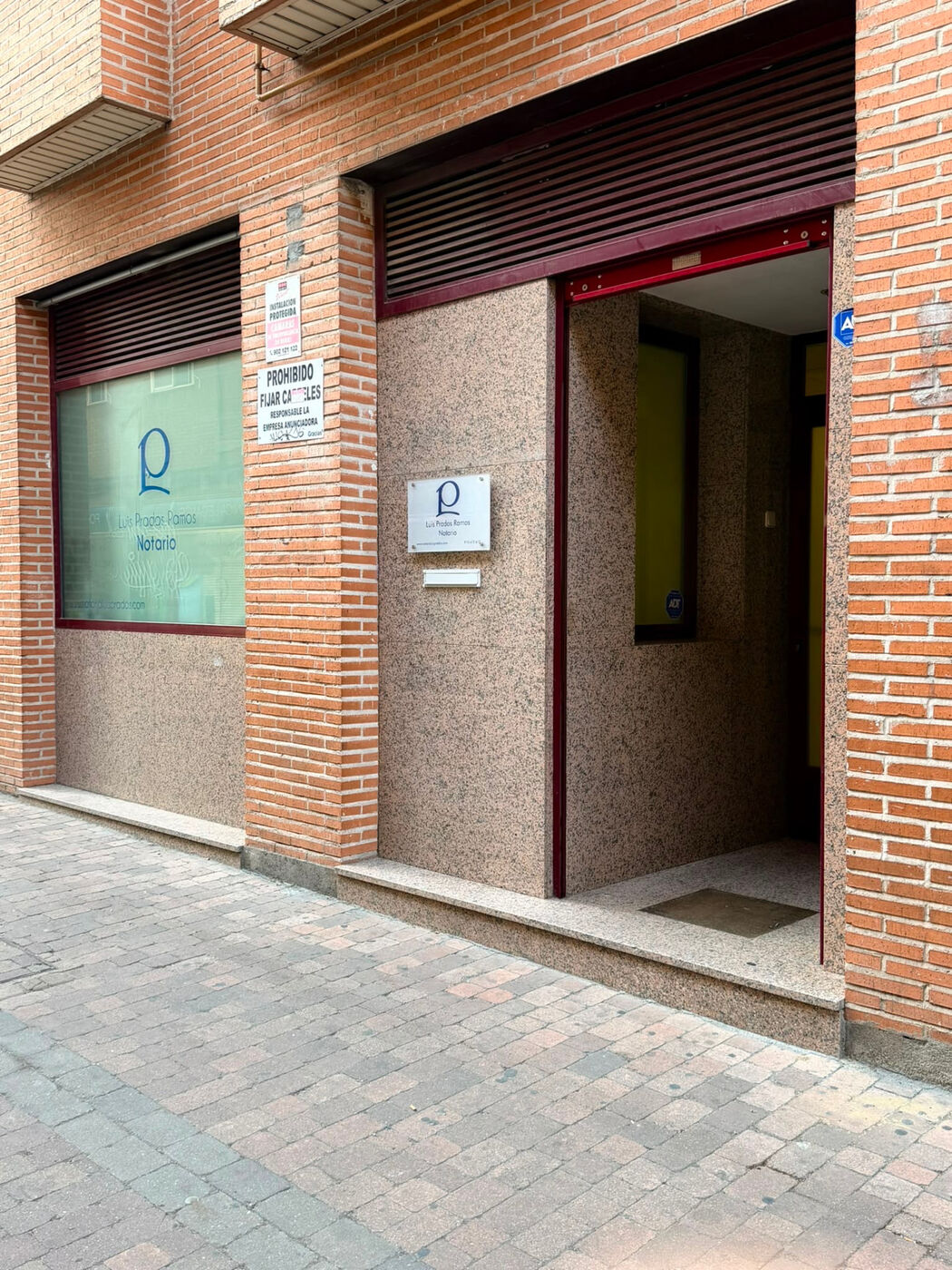 Entrada de la notaría en la calle Jeromín, 26 de Leganés