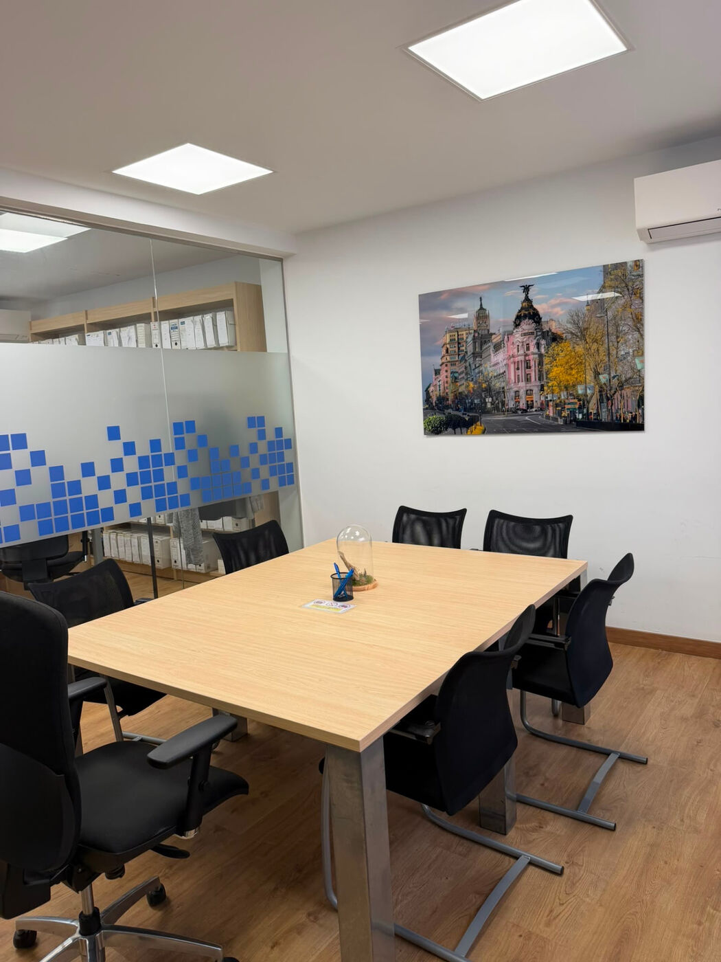 Sala de firmas luminosa con mesa de madera